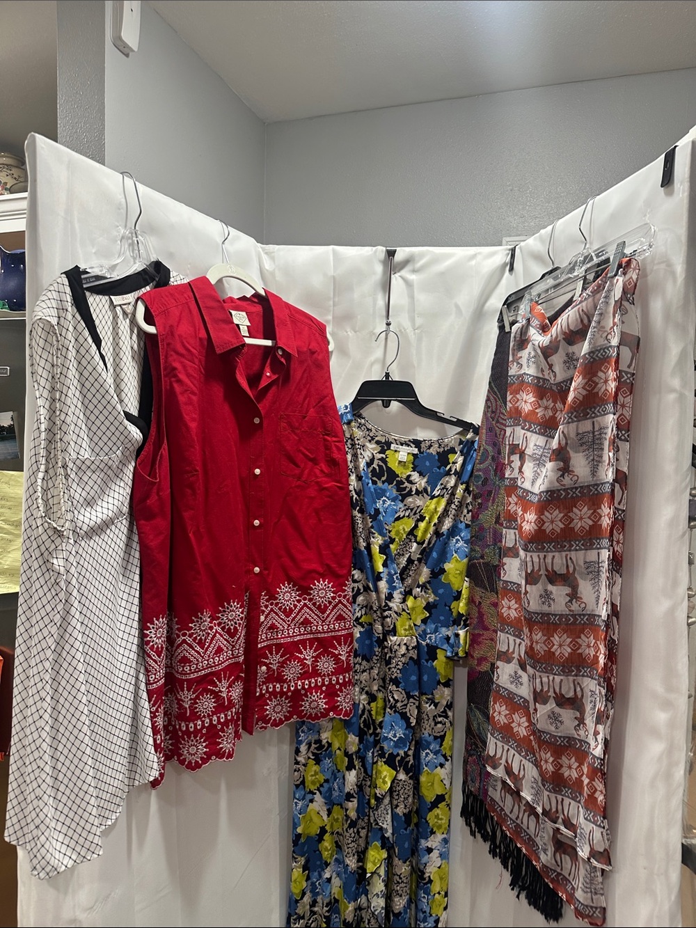 Bundle of clothes plus size 2X with two scarves five pieces in this bundle